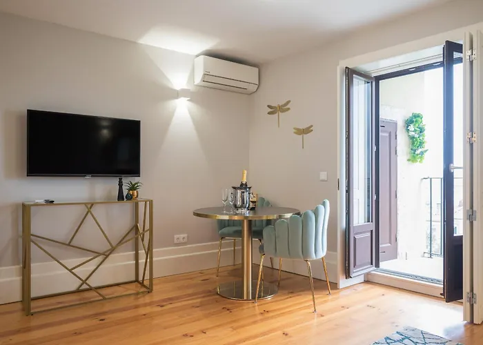 Glamour By The River *